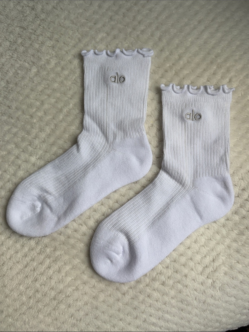 NWOT ALO Yoga Women's Lettuce Edge Crew Socks With Ruffled Trim - Small/Medium